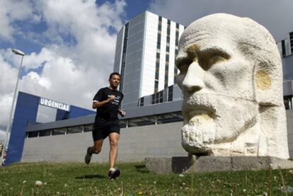 Claudio Fragola, médico del hospital Ramón y Cajal y participante mañana en el maratón de Madrid.