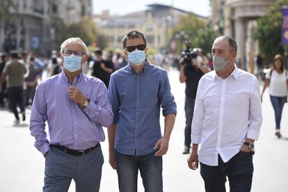 El alcalde de Valencia, Joan Ribó; el líder de Más País, Íñigo Errejón, y el portavoz de Compromís en el Congreso, Joan Baldoví, en la plaza del Ayuntamiento de Valencia este viernes.