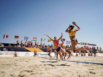 Partido de Noruega contra España en el europeo de balonmano playa del pasado mes de julio. ArenaHandballT