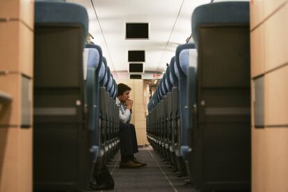 Un pasajero se sienta en un vagón durante el trayecto inaugural del AVE Madrid-Barcelona.