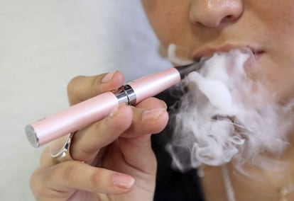 Una mujer fuma un cigarrillo electr&oacute;nico en Niza (Francia). EFE/Archivo