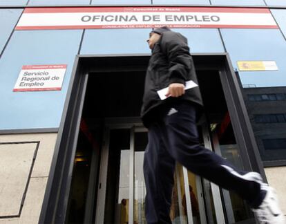 Un hombre pasa por delante de una oficina de empleo, ayer en Madrid.