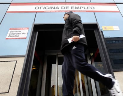 Un hombre pasa por delante de una oficina de empleo, ayer en Madrid.