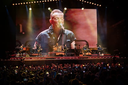 El cantante Bruce Springsteen y la E Street Band, en un instante del concierto del viernes.