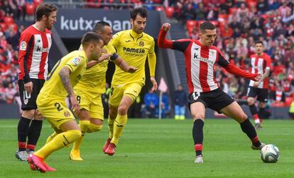 Crdoba controla el baln ante varios jugadores del Villarreal.