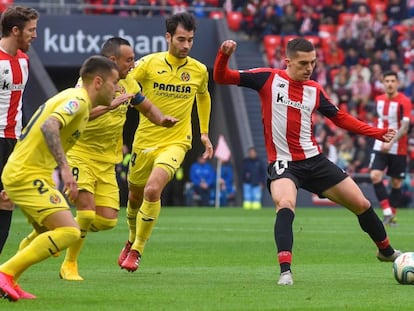 Córdoba controla el balón ante varios jugadores del Villarreal.