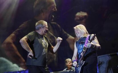 El cantante de Deep Purple, Ian Gillan (izquierda), y el guitarrista, Steve Morse, anoche en Madrid.