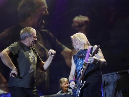 El cantante de Deep Purple, Ian Gillan (izquierda), y el guitarrista, Steve Morse, anoche en Madrid.