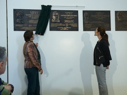 La hija de Santiago Brouard, Edurne y la presidenta del Parlamento descubriendo la placa del cuarto parlamentario asesinado en Euskadi