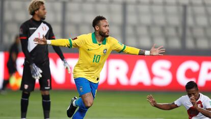 Neymar celebra uno de sus tres goles en el partido por eliminatorias de Brasil ante Perú, en Lima.