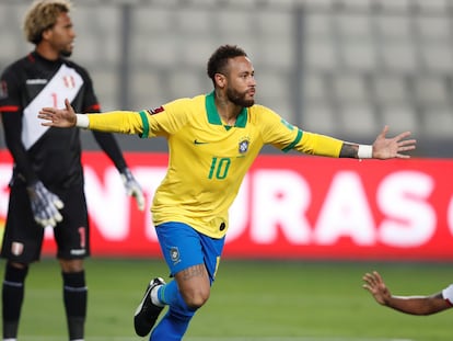 Neymar celebra uno de sus tres goles en el partido por eliminatorias de Brasil ante Perú, en Lima.