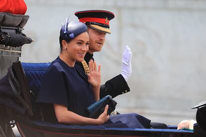 La celebración se remonta 260 años hasta los tiempos de Jorge II, que retrasó los festejos oficiales de su cumpleaños (en noviembre) para hacerlo coincidir con el Trooping the Colour y evitar así que fueran empañados por el mal clima habitual en esas fechas.