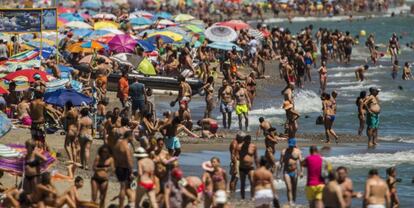 Turistas de una playa de M&aacute;laga