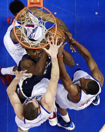 Tony Allen, de Memphis, intenta anotador rodeado por Nick Young, Thaddeus Young y Spencer Hawes, de los Sixers.