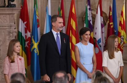 Los Reyes de España, con sus hijas durante el acto en el Palacio Real.