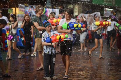 Turistas y tailandeses se unen en esta celebración también conocida como la Fiesta del Agua. En la imagen, la calle Khaosan de Bangkok este viernes.