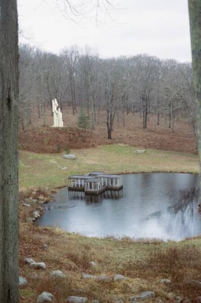 Johnson terminó contruyendo 13 edificios de diversos estilos en el terreno de la Glass House. EN la imagen, el Pavilion in the Pond (pabellón del estanque), de 1962. |