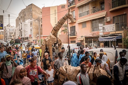 El proyecto artístico ‘The Herds’ emprendió el pasado 10 de abril un viaje en Kinshasa, la capital de República Democrática del Congo (RDC), en el que recorrerá 20.000 kilómetros para concienciar a la población mundial sobre las migraciones a las que empuja el cambio climático. Dakar (en la imagen) fue la tercera parada de una ruta que finalizará en agosto en el Círculo Polar Ártico.
