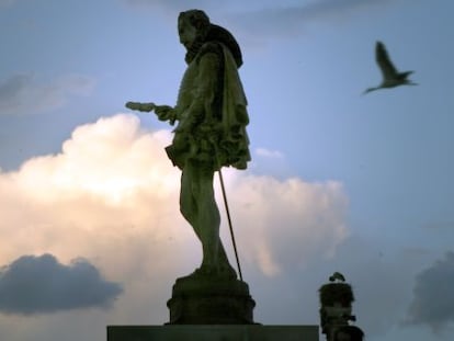 Plaza de Cervantes con la estatua en bronce del escritor, de 1879.