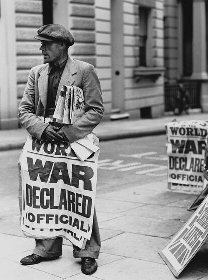 Un vendedor de periódicos, con la declaración de la Segunda Guerra Mundial.