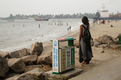 Una india mira la bahía junto a una papelera cercana al Fuerte de Cochin durante la celebración de la bienal de arte. Medio millón de visitantes asistieron al evento, que siguió protocolo verde para no vender botellas y envases de plástico en sus instalaciones.