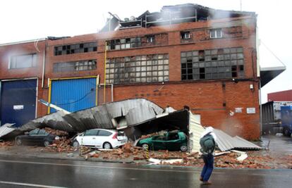 Una de las zonas afectadas por el temporal de viento y lluvia que azota el País Vasco ha sido la localidad vizcaína de Trapagarán. En la imagen, estado en el que ha quedado un poligono industrial del municipio.