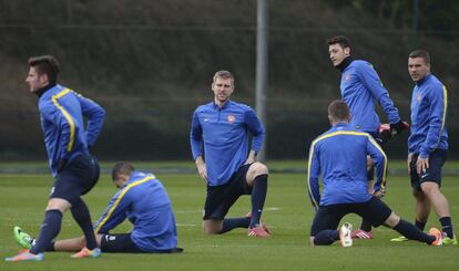 Los jugadores del Arsenal participan en un entrenamiento de cara al partido de Liga de Campeones de este miércoles frente al Bayern,