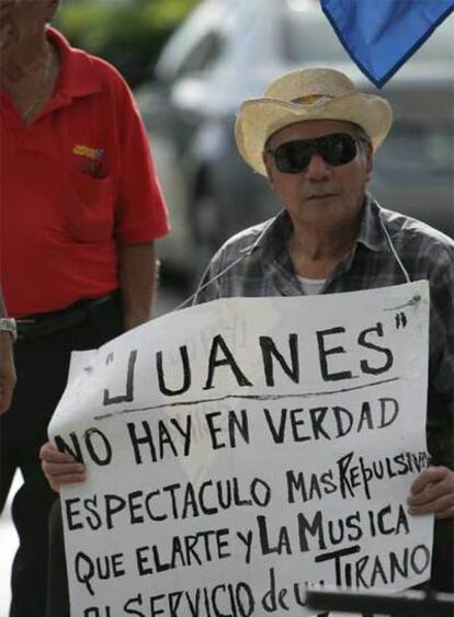 Manifestante en Miami contra el recital de Juanes en La Habana.