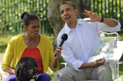 En la imagen, el presidente de Estados Unidos Barack Obama (d) junto a su esposa Michelle, y el perro de la familia Obama, "Bo". EFE/Archivo