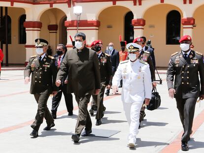 El presidente venezolano, Nicolás Maduro, y el ministro de defensa venezolano Vladimir Padrino participan en una ceremonia de promoción de miembros de las Fuerzas Armadas en el Museo Histórico Militar de Caracas, el pasado 2 de julio. 


02/07/2020 ONLY FOR USE IN SPAIN