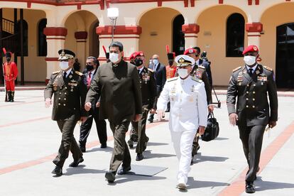 El presidente venezolano, Nicolás Maduro, y el ministro de defensa venezolano Vladimir Padrino participan en una ceremonia de promoción de miembros de las Fuerzas Armadas en el Museo Histórico Militar de Caracas, el pasado 2 de julio. 


02/07/2020 ONLY FOR USE IN SPAIN