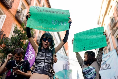 Participantes en la manifestación de asociaciones medioambientales que exigen el fin de los combustibles fósiles, el pasado 15 de septiembre en la Plaza Mayor de Madrid.