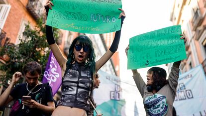 Participantes en la manifestación de asociaciones medioambientales que exigen el fin de los combustibles fósiles, el pasado 15 de septiembre en la Plaza Mayor de Madrid.