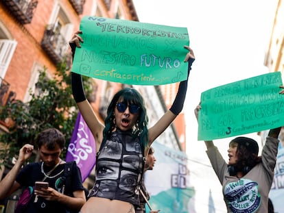 Participantes en la manifestación de asociaciones medioambientales que exigen el fin de los combustibles fósiles, el pasado 15 de septiembre en la Plaza Mayor de Madrid.