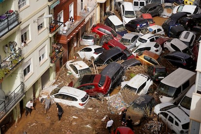 Todos ellos, además, han elegido una fotografía del municipio valenciano de Sedaví para ilustrar la noticia. Sus estrechas calles, colapsadas por los coches arrastrados por las fuentes lluvias y apilados de forma violenta, son ya un símbolo de la devastación que vive estos días la Comunidad Valenciana.