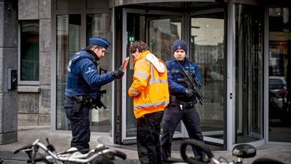 Polícia registra um visitante na porta da delegacia.