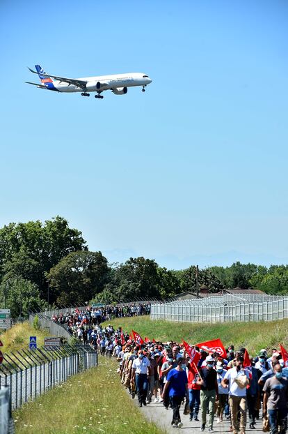 Empleados de Airbus se manifiestan por los despidos masivos junto a una pista del aeropuerto de Toulouse-Blagnac.
