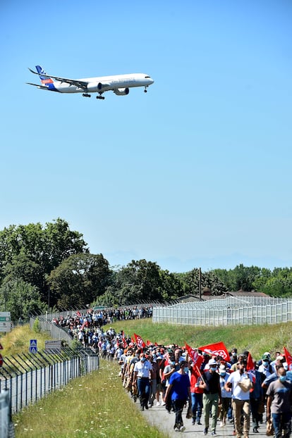 Empleados de Airbus se manifiestan por los despidos masivos junto a una pista del aeropuerto de Toulouse-Blagnac.