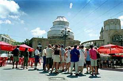 Turistas en la plaza de la Virgen de Valencia.