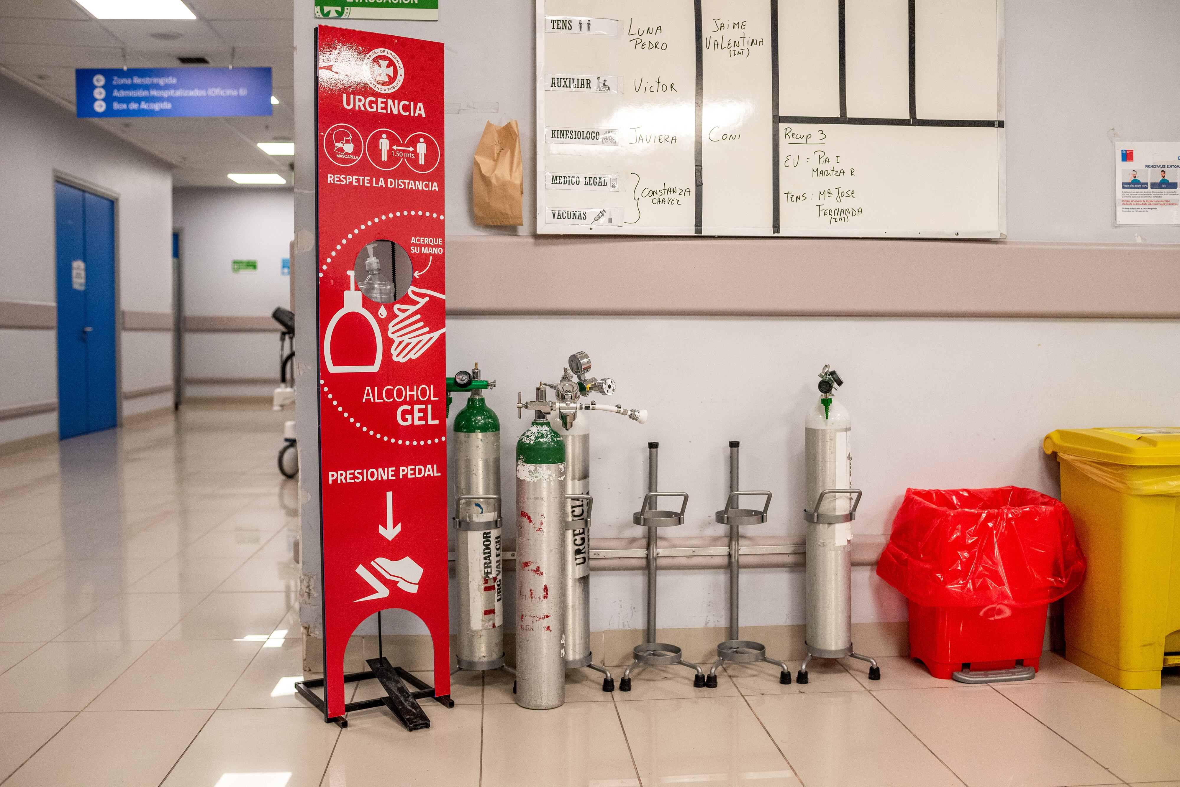 Tanques de oxígeno en el hospital Posta Central de Santiago, en junio de 2021.