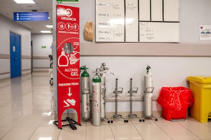 Tanques de oxígeno en el hospital Posta Central de Santiago, en junio de 2021.