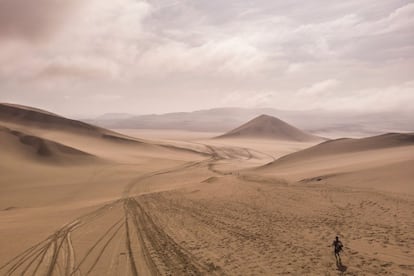 Un corredor participa en la segunda etapa de la segunda mitad del maratón Des Sables en Paracas (Perú).