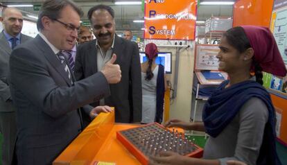 Artur Mas, ayer en su visita a una cooperativa india en su visita aquel pa&iacute;s.