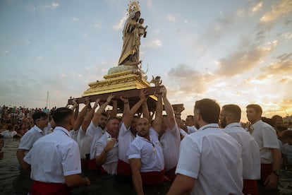 La Virgen del Carmen es llevada por el mar por los miembros de la hermandad del mismo nombre.