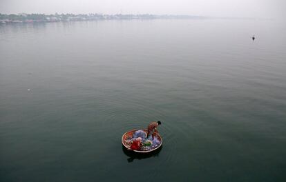 Pescadores en el lago Vembanad en Kochi (India).