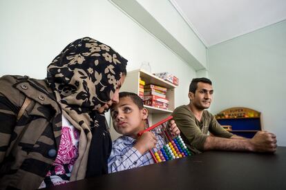 Ihan Rahezani y Shirin Hoseini huyeron de Afganistán con el pequeño Ehsan hace unos meses. El niño padece una enfermedad en la vista que le ha dejado ciego. La familia, refugiada en Atenas, busca un tratamiento médico para el pequeño que la sanidad griega asegura no poder llevar a cabo.