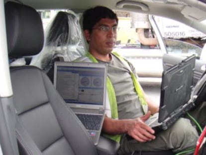 Un dels investigadors de la Universitat de West Virginia a bord d'un Volkswagen Jetta durant les proves que van demostrar que incomplien les normes d'emissió d'òxids de nitrogen.