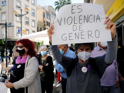 Manifestación en Sagunto por la muerte de una vecina a manos de su expareja.