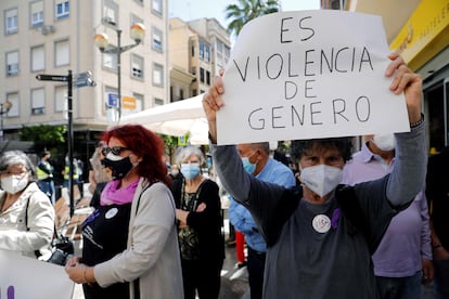 Manifestación en Sagunto por la muerte de una vecina a manos de su expareja.