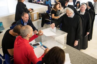 Tres monjas, se disponen a votar en un colegio del centro de Santiago de Compostela.